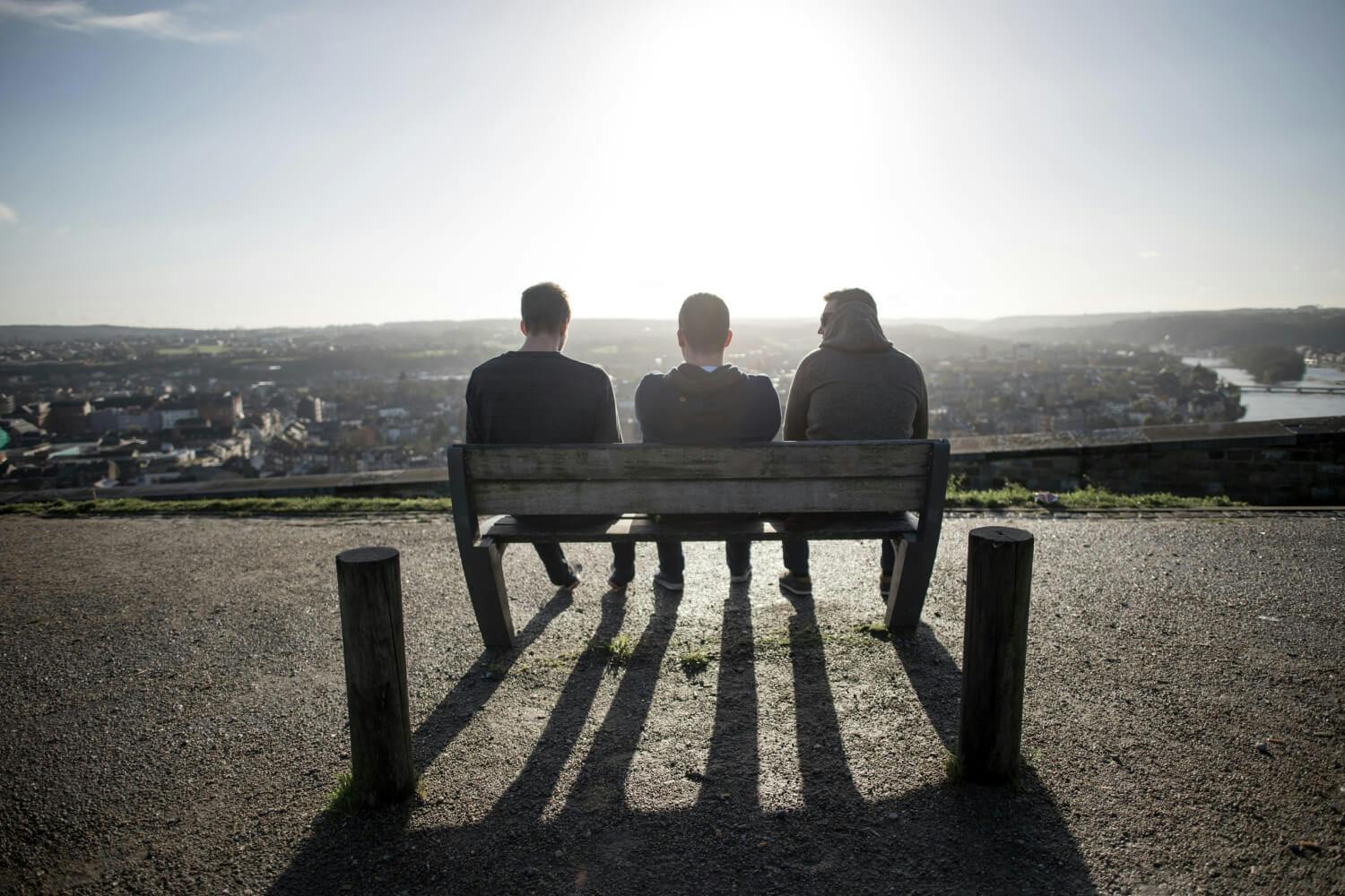 People sittings in a bench